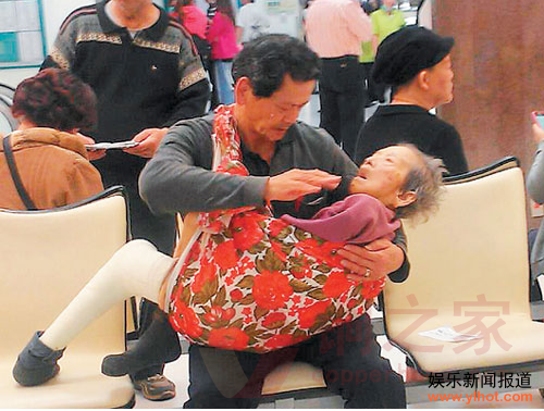 台湾求医孝子自称太不孝 遭曝光坚称不再抱母亲